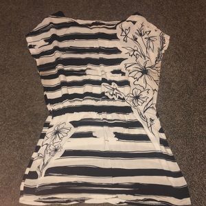 Women’s black and white casual tee